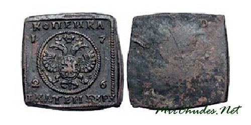 Копейку квадратной формы весом 16,38 г, размером 23 X 23 мм чеканили на Екатеринбургском монетном дворе в 1726 году Копейку квадратной формы весом 16,38 г, размером 23 X 23 мм чеканили на Екатеринбургском монетном дворе в 1726 году