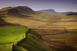 Вал Адриана и вал Антонина - античные укрепления Шотландии.