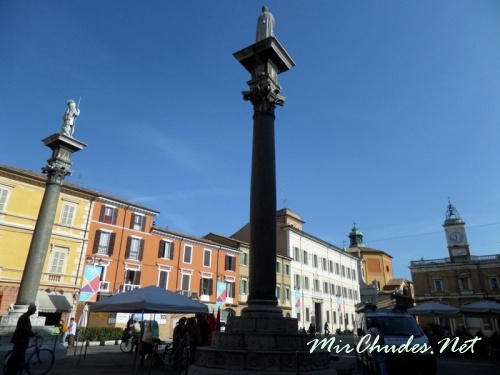 Триумфальные колонны на площади Пъяцца-делъ-Пополо напоминают о славном прошлом Равенны - любимого города римских императоров.