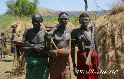 Мужчины племени постоянно находятся под воздействием алкоголя или наркотиков, что не добавляет им доброжелательности. Большинство местных мачо вооружены автоматами Калашникова.