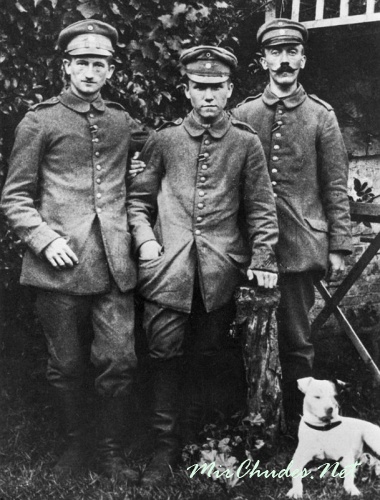 Ефрейтор кайзерской армии Адольф Гитлер (крайний справа) никогда не был здоровяком.