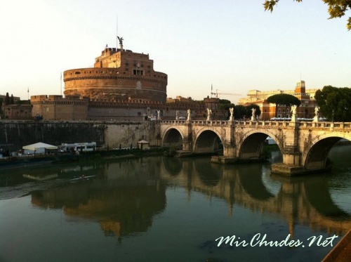 Мавзолей Адриана (ныне — замок Святого Ангела) принадлежит к числу самых узнаваемых архитектурных памятников Вечного города.
