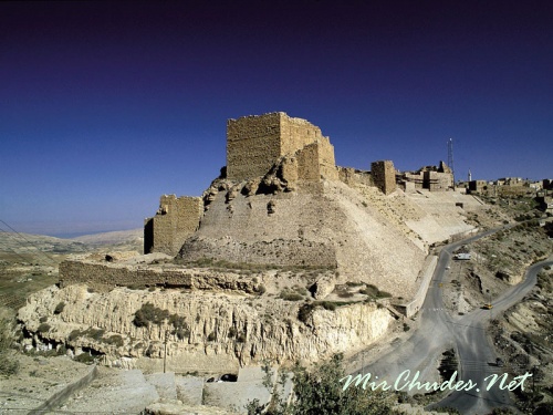 Величественные, как фрагмент Великой Китайской стены, остатки крепости крестоносцев Элъ-Карак.