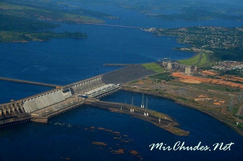 Панорама грандиозной плотины ГЭС Тукуруи на реке Токантинс (мощность - 8 370 МВт).