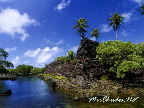 Со всех точек зрения сооружения Нан-Мадола, омываемые водой океана, выглядят непривычно и загадочно.