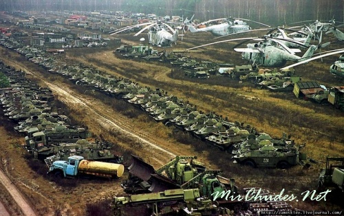 В пределах зоны отчуждения оказалось немало военной техники, использовавшейся при ликвидации последствий аварии. Подвергшаяся радиоактивному заражению, она так и осталась на старых местах.