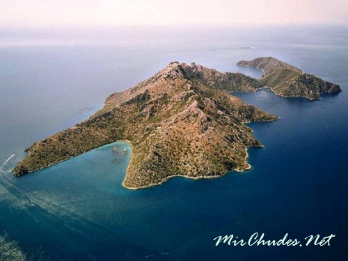 Итака представляет собой два скалистых полуострова, соединенных перешейком.