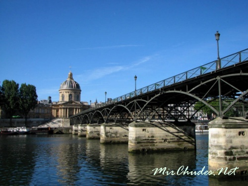 Мост Искусств (1984 г.) с Институтом Франции на заднем плане.