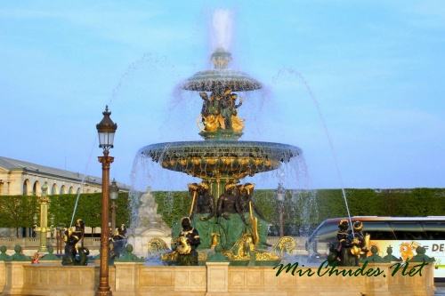 На площади Согласия. Фонтан Гитторфа с мифическими морскими персонажами и подаренный Парижу королем Египта Луксорский обелиск Рамзеса II.