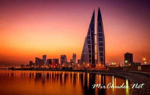 В ночное время здание Всемирного торгового центра Бахрейна напоминает то ли космодром, то ли сказочный парусник.