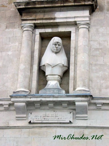 Бюст героини обороны Севастополя (Даши Севастопольской) установлен на здании Панорамы обороны Севастополя.