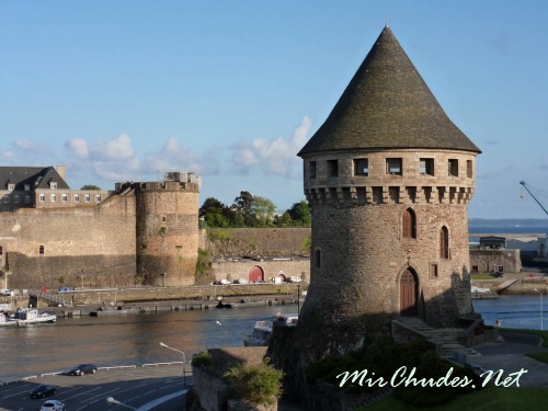 Брестский замок — один из немногих свидетелей средневековой истории города, уцелевших после бомбардировок.