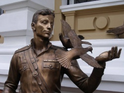 Памятник Курлянду в Одессе на Еврейской, 12