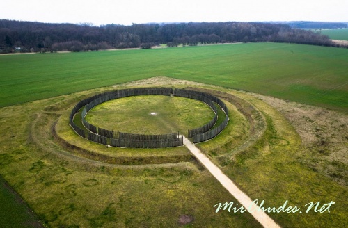 Высокий деревянный частокол — реставрация ограды, что была здесь в годы существования удивительного сооружения, ныне именуемого Гозекским кругом. Назначение этого солидного забора — оградить священную землю от людей и скота. Высокий деревянный частокол — реставрация ограды, что была здесь в годы существования удивительного сооружения, ныне именуемого Гозекским кругом. Назначение этого солидного забора — оградить священную землю от людей и скота.
