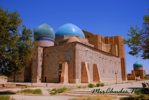 Купола мавзолея Ходжи Ахмеда Ясави выполнены в традиционном для среднеазиатской культовой архитектуры голубом цвете. Это сделано еще и потому, чтобы сделать их заметнее на фоне ландшафта полупустыни. Купола мавзолея Ходжи Ахмеда Ясави выполнены в традиционном для среднеазиатской культовой архитектуры голубом цвете. Это сделано еще и потому, чтобы сделать их заметнее на фоне ландшафта полупустыни.