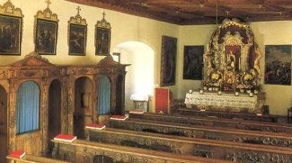 Фигура Мадонны на алтаре в стиле рококо в капелле Милосердия.