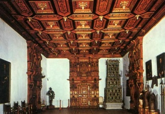 Рыцарский зал (XVII в.), украшенный богато декорированным кессонным потолком.