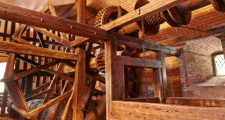 Старинный деревянный подъемный механизм